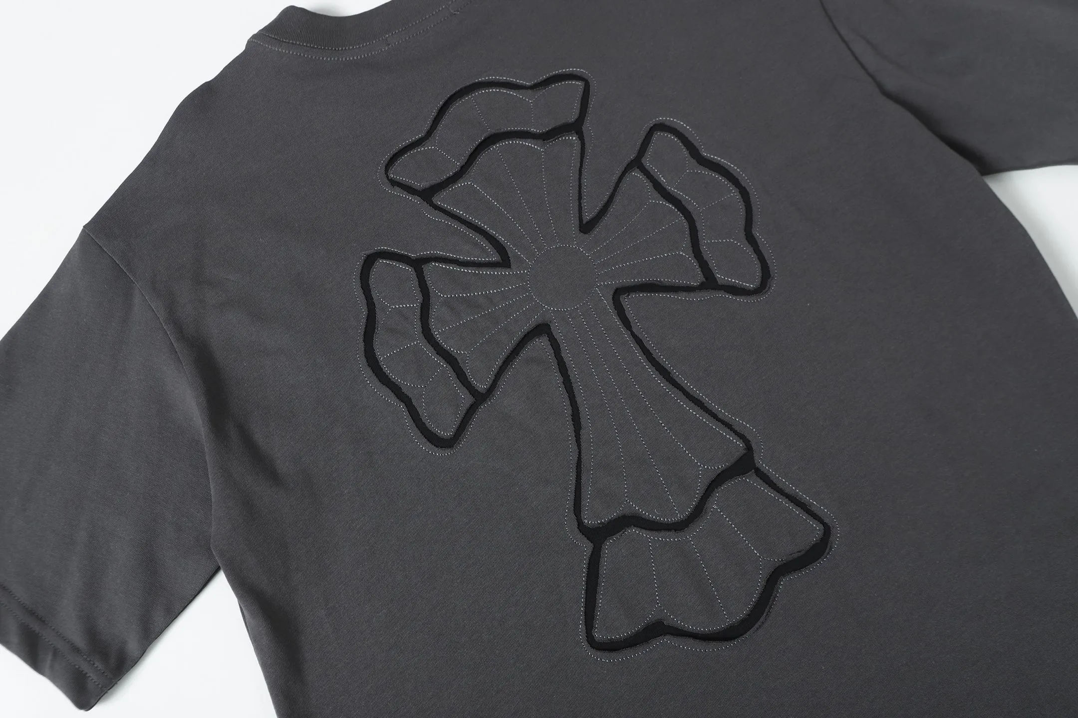 P160 Chrome Hearts CH Chrome Hearts Heavy Industry patch embroidered cross ✝️Short-sleeved T-shirt Use imported Tajima machine embroidery Correctly configured Black 2025 Chrome Hearts nylon bag authentic packaging 260 grams of custom-dyed double-yarn cotton Large version Loose and stylish Differentiated from low version slim and long version The upper body pulls the hips 100% commitment: top quality Do not make fast food The highest version on the market Top quality - different from those ordinary versions on the market If you care about quality, you should also respect the price. Absolutely 0 after-sales service and 0 return rate so far. It’s hard not to love the style - 260g custom-dyed double yarn fabric - Correct high-density main mark, washed tag, hand-sewn